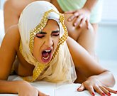 La chica musulmana con tetas jugosas Babi Star se inclina y recibe una polla gorda por el culo